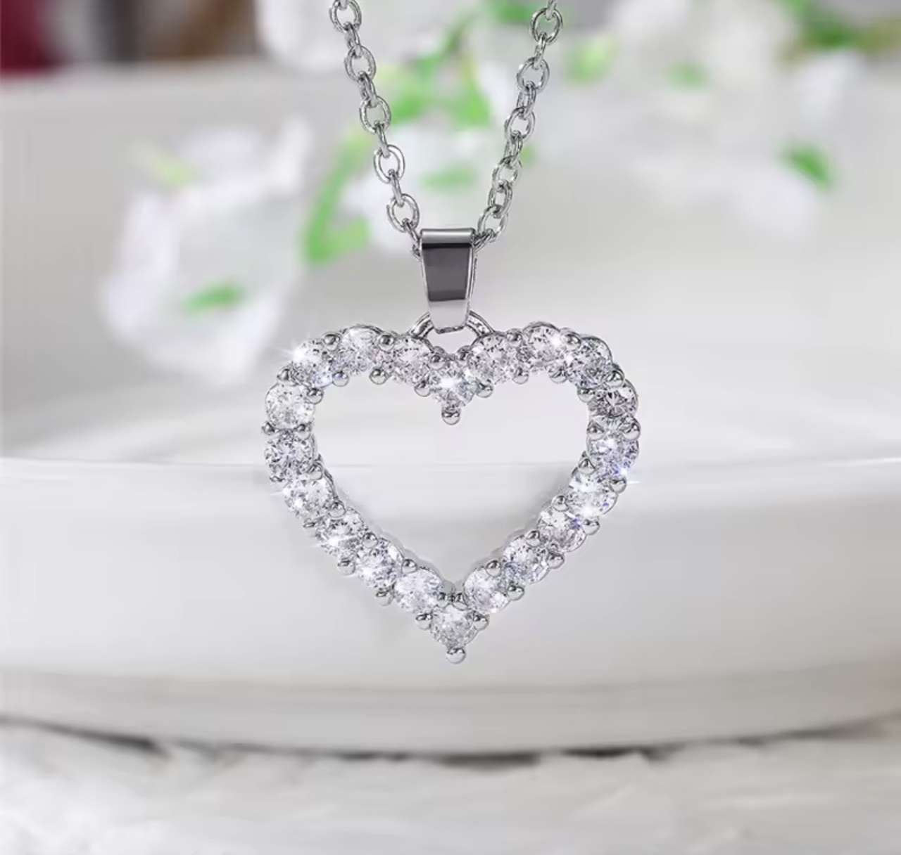 Huitan Bling Bling Princess Heart Pendant Necklace Silver Color Romantic Wedding Engagement Necklace
