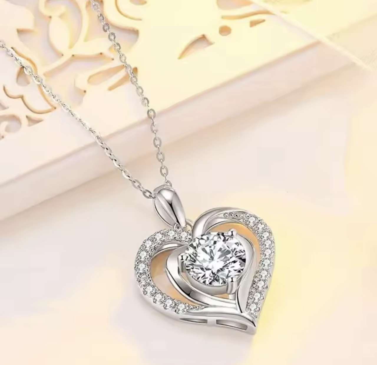 Huitan Delicate Heart Pendant Necklace for Women Luxury Bright Cubic Zirconia Neck Accessory Sweet L