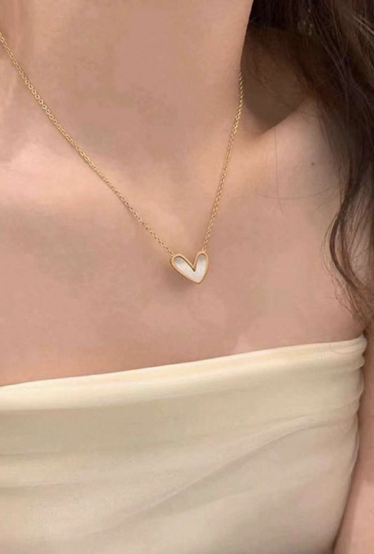 1pc Ins Style Gold-Toned Heart Pendant Necklace, Niche Fashionable Clavicle Chain Jewelry For Ladies
