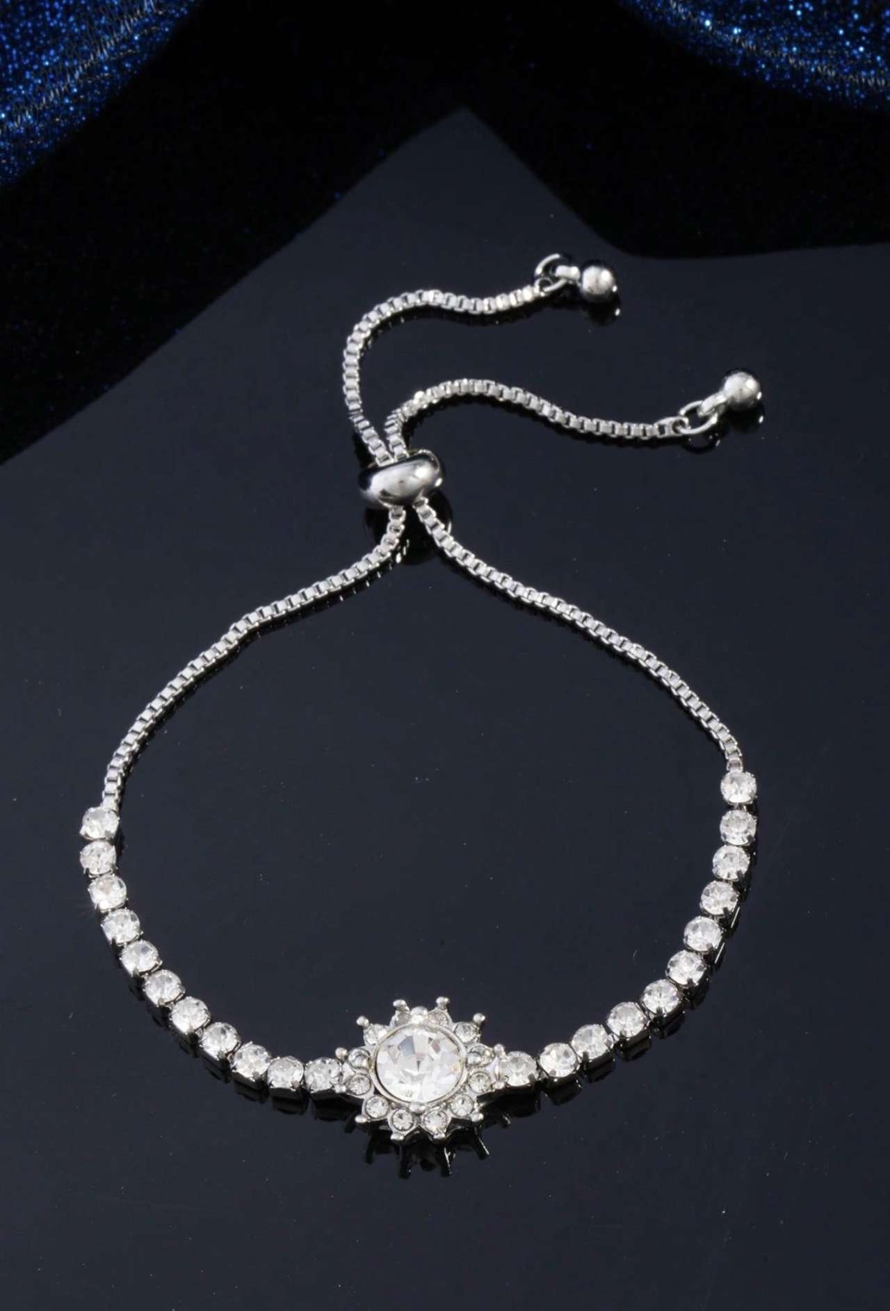 1pc Fashion Minimalist 5-Petal Flower Design Classic Women Bracelet, Suitable For Daily Wear, Best G
